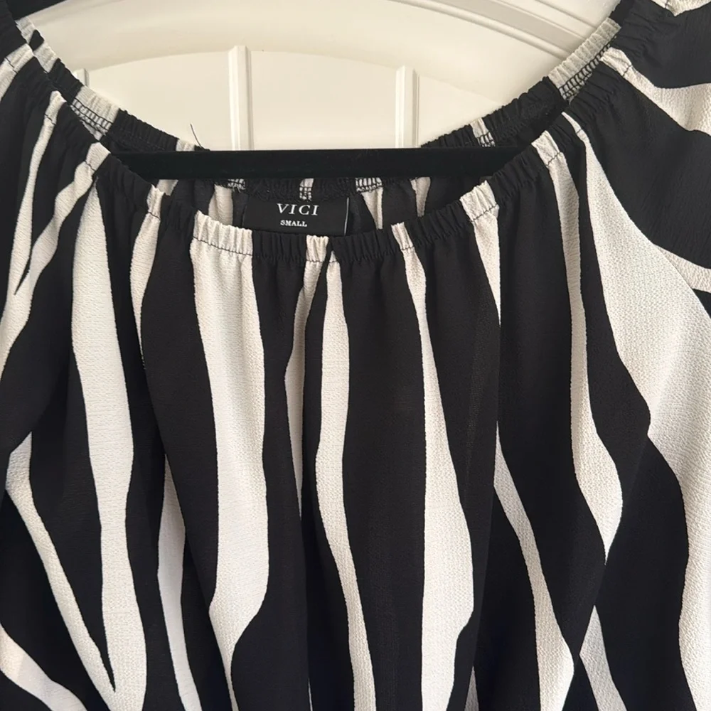 Vici Black and Off white Zebra Print Women's Top Size S - Picture 2 of 8